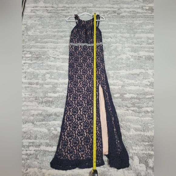 City Triangule Elegant Navy Lace Gown with Rhinestone Detail - Picture 11 of 16